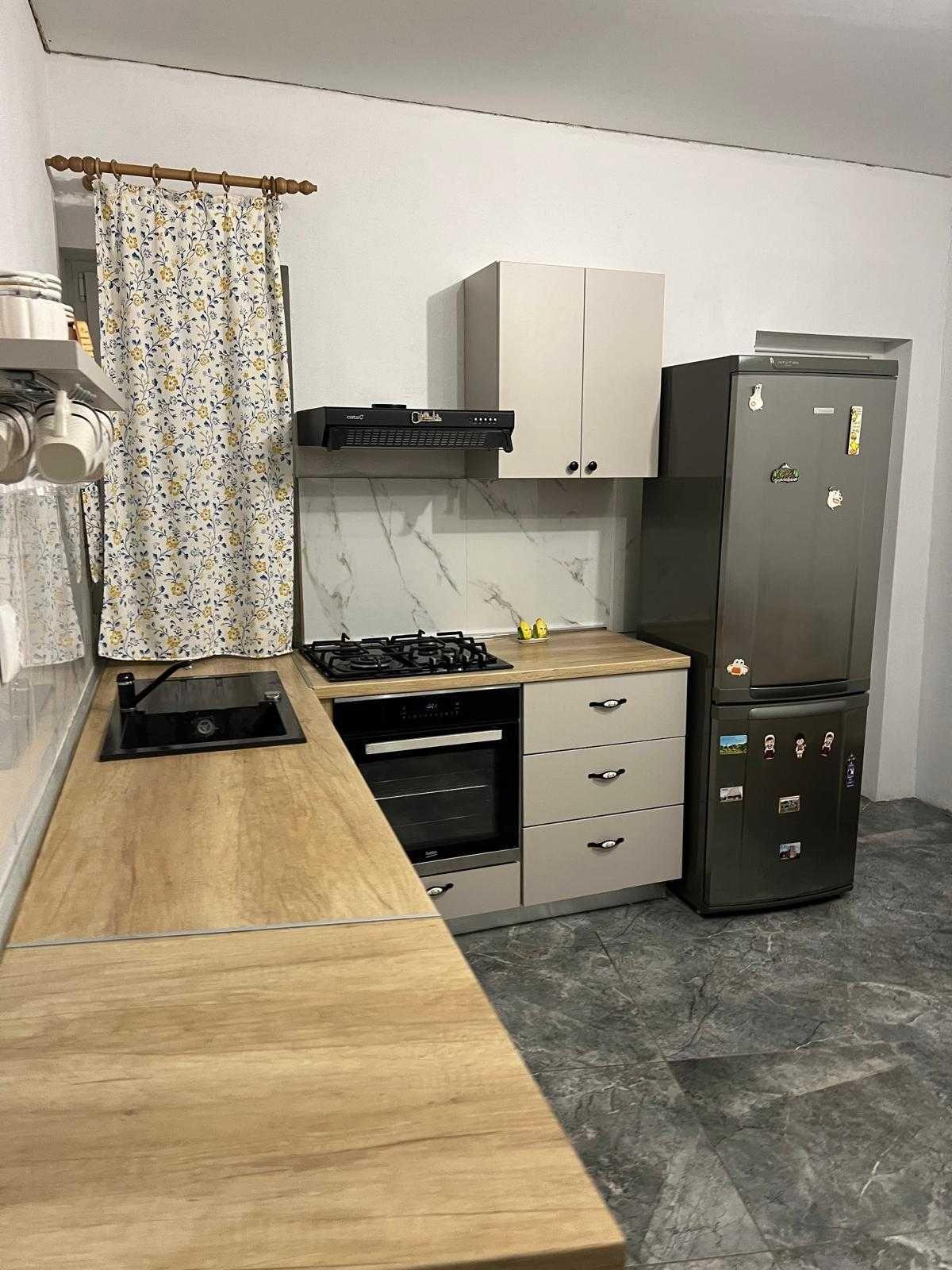 Închiriez apartament central, lux