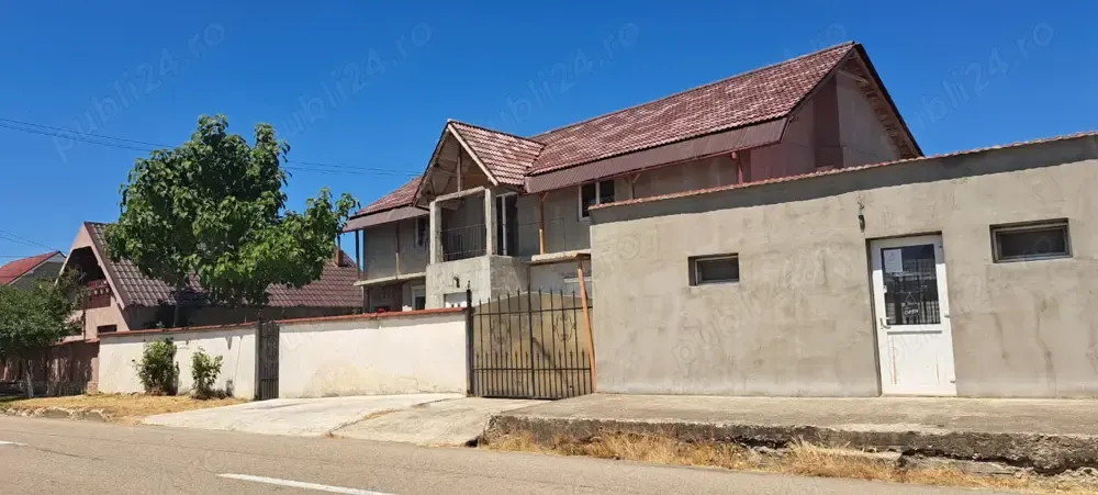 Vand urgent casa cu etaj+spatiu comercial.120.000 E