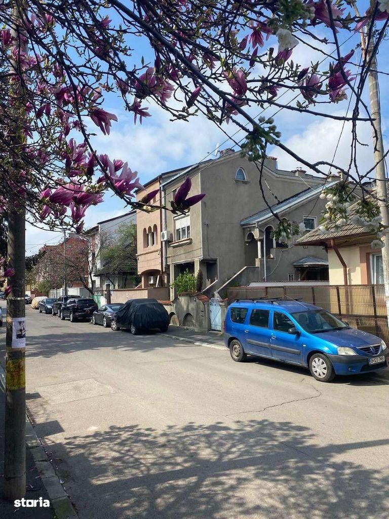Vand apartament in vila, in zona Decebal