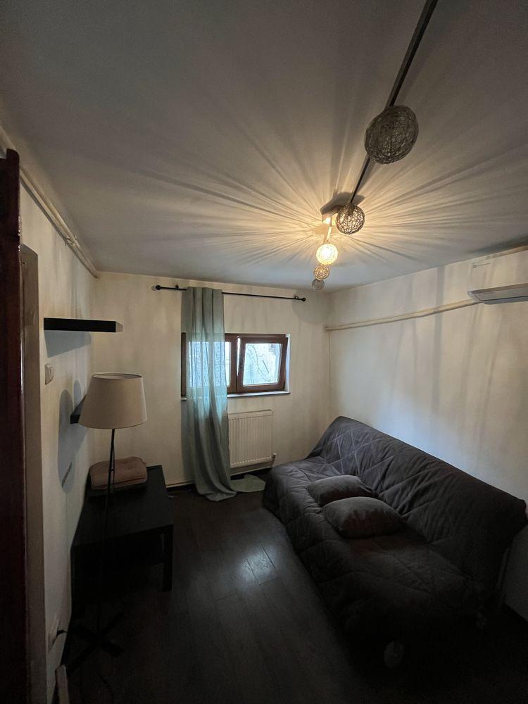 închiriez casa la curte 2 camere central Popa Nan