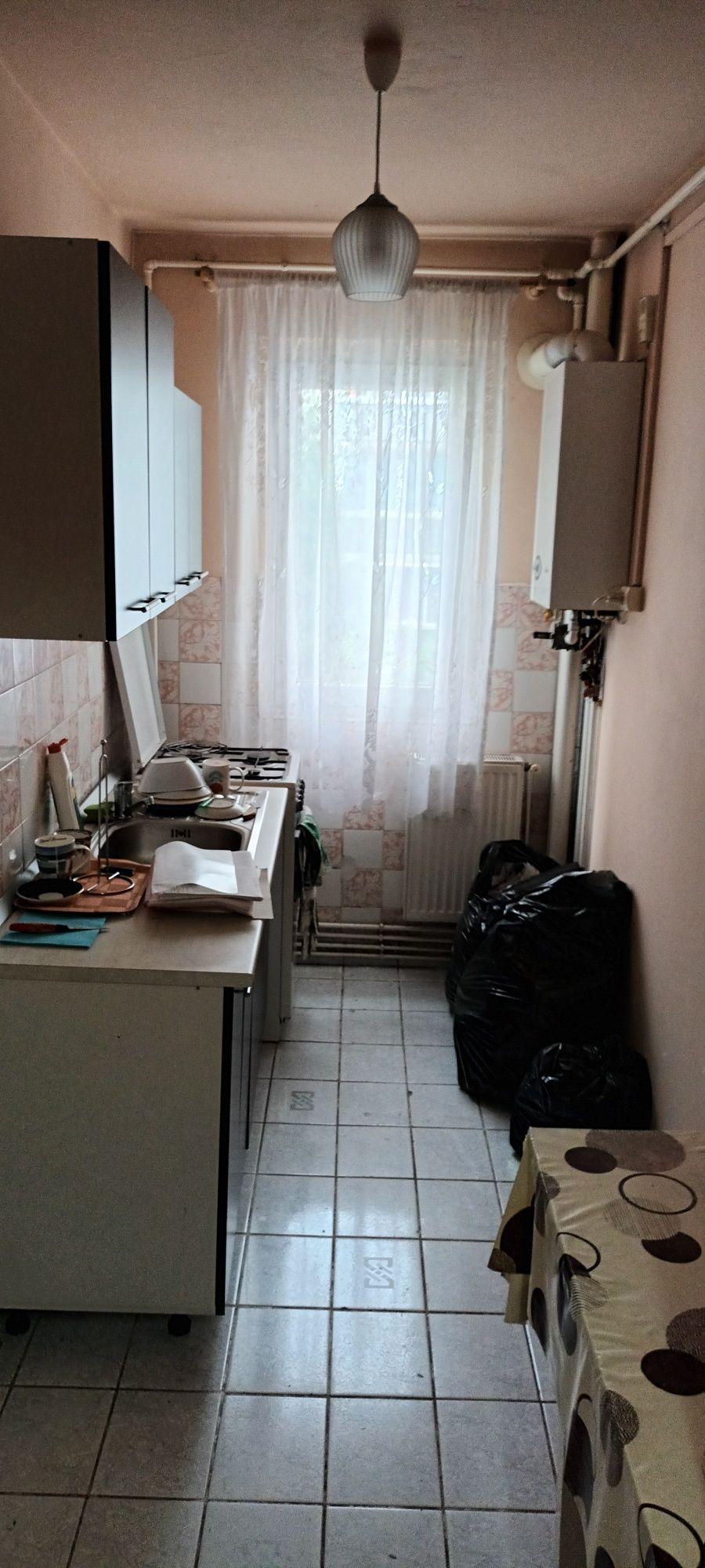 Vând apartament cu două camere în Dâmbu