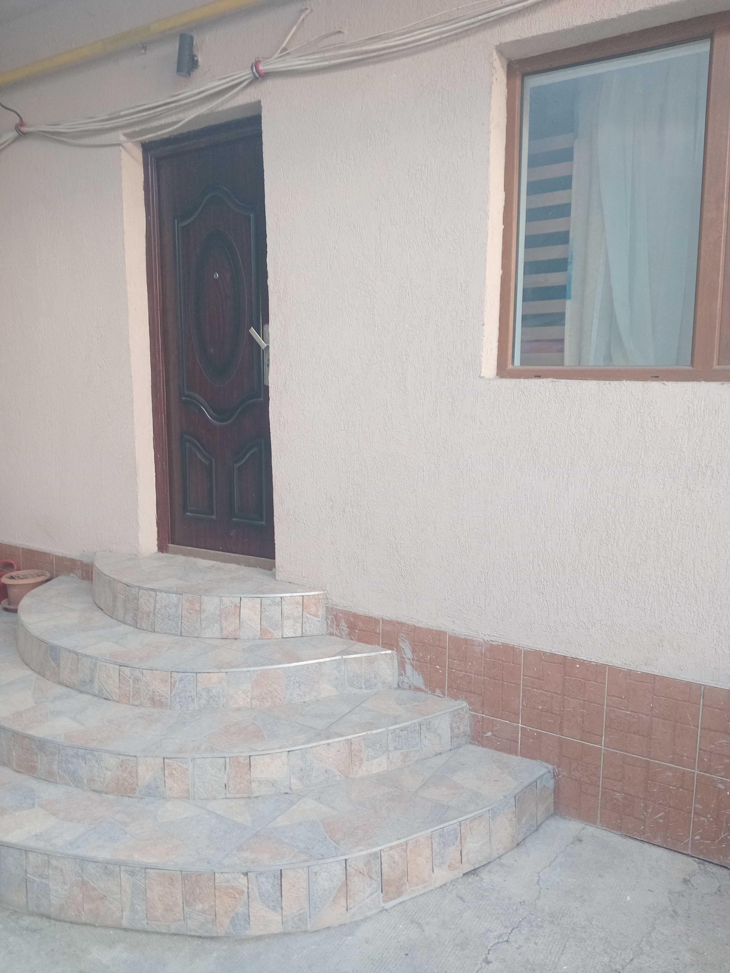 Vand casa in curte comuna