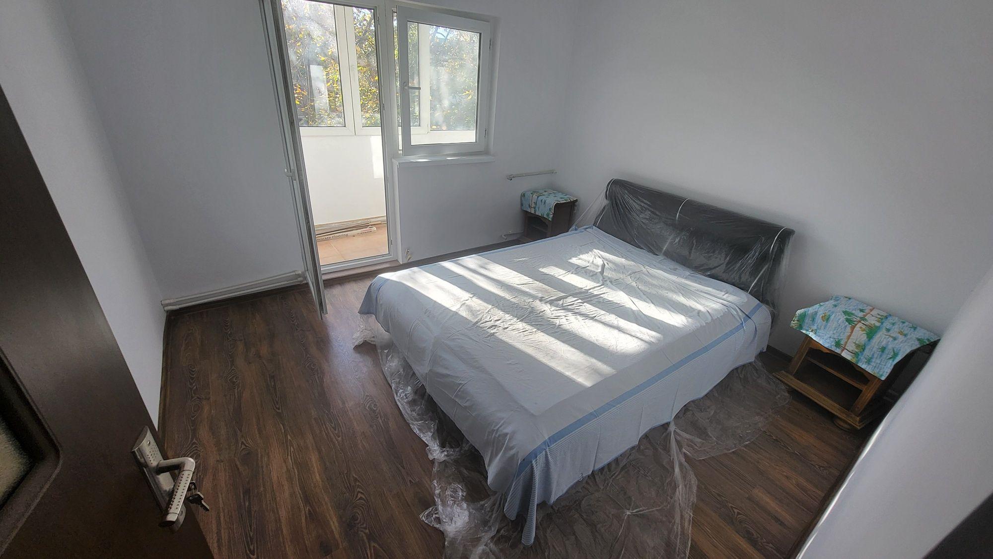 Apartament cu 3 camere decomandat la piata Reșița.