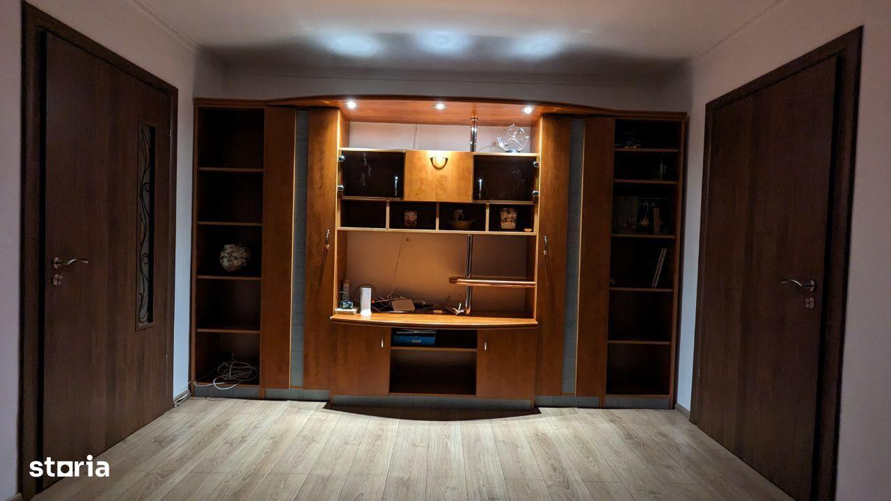 Proprietar inchiriez apt 3 camere mobilat, renovat, anvelopat