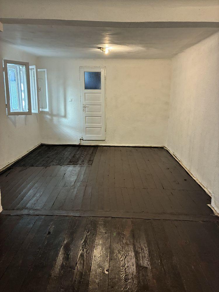 Casă de vanzare la curte - imagine 1