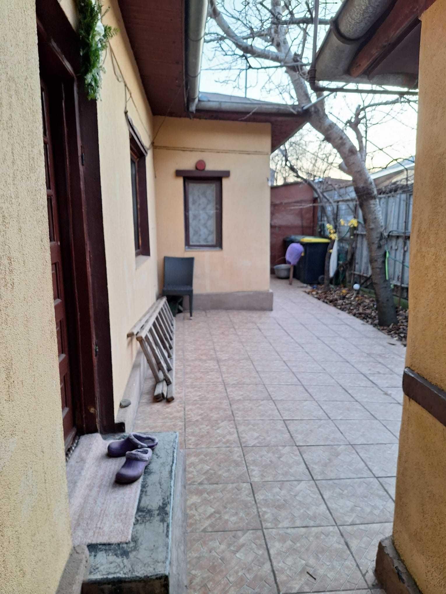 Casa un singur nivel si curte