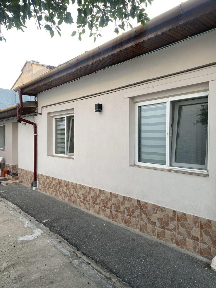 Inchiriez casa cu 3 camere la curte