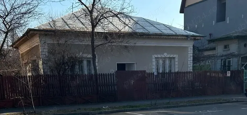 Teren 420 mp cu casă front 15,4 m Str. Saradei 100 m Piața 16 Februarie