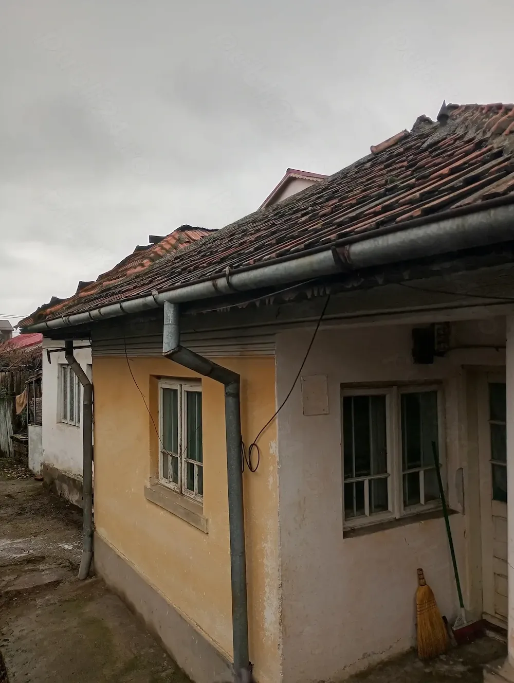 Brestei casă bătrânească cu teren 240mp ,zona bună,aproape de Profi și de biserică - imagine 1