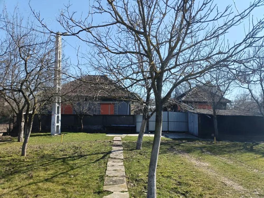 Casă de vânzare - imagine 1