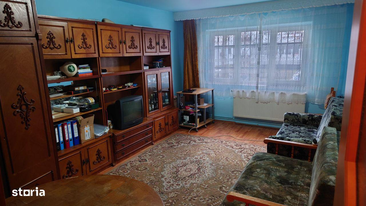 Vând apartament cu 2 camere.