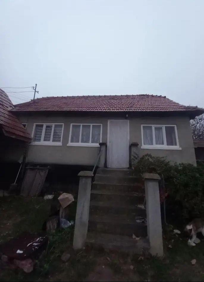 Casă de închiriat la țară. Liniște,curte mare ideal pentru familie