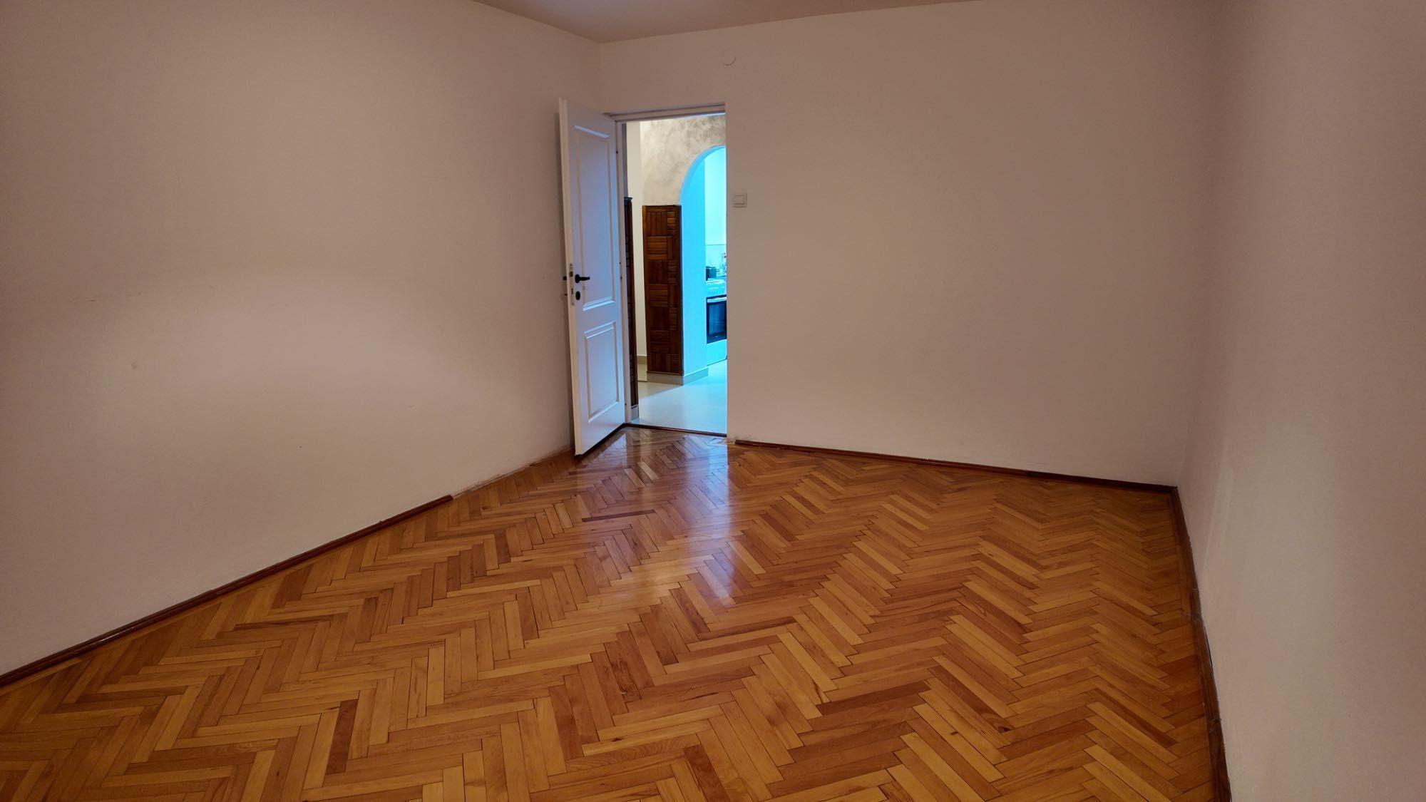 Apartament în Centru lângă UMF de vânzare, 2 Camere, Decomandat 49mp