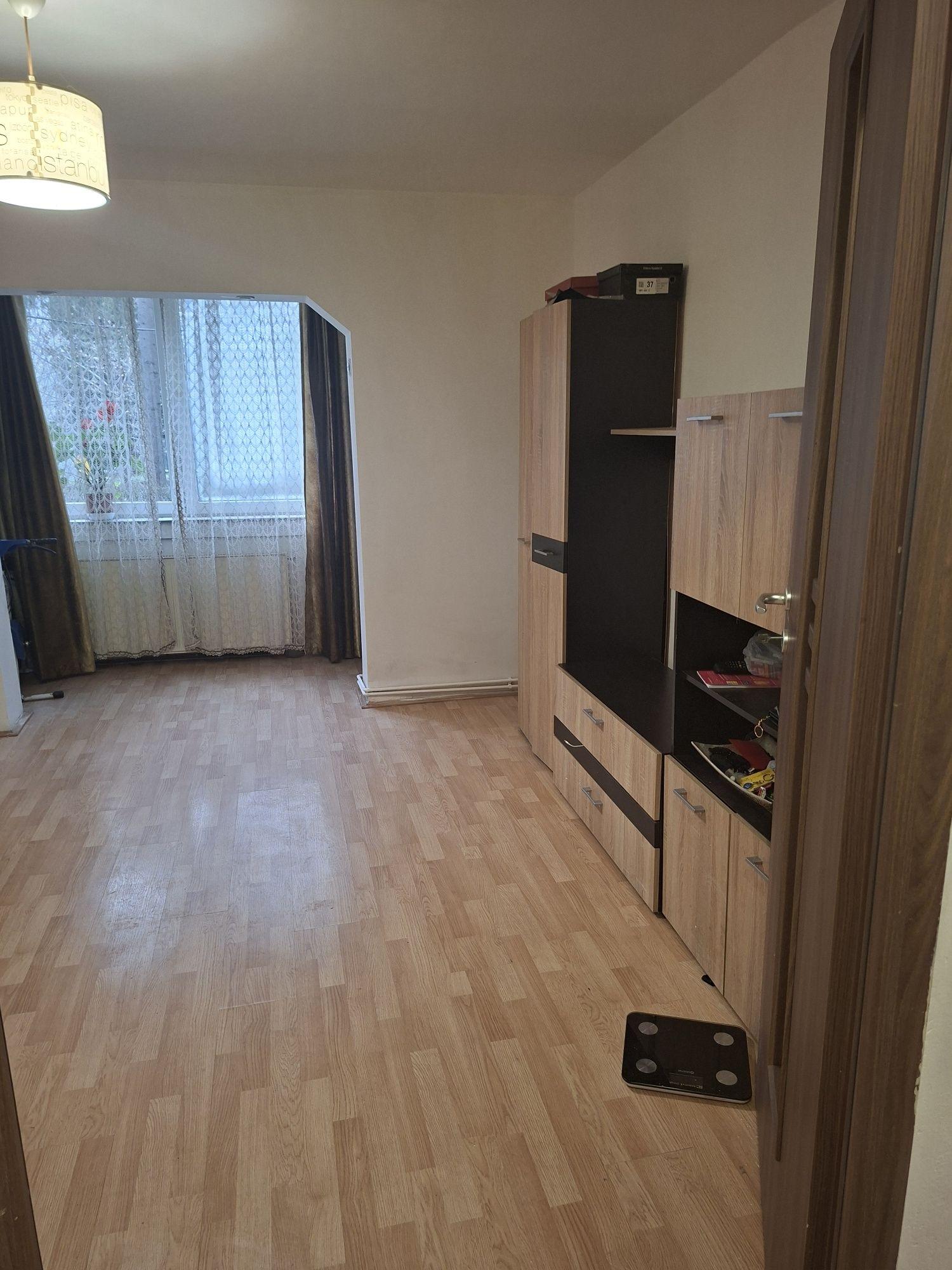 vand apartament cu 3 camere zona Dambu Pietros