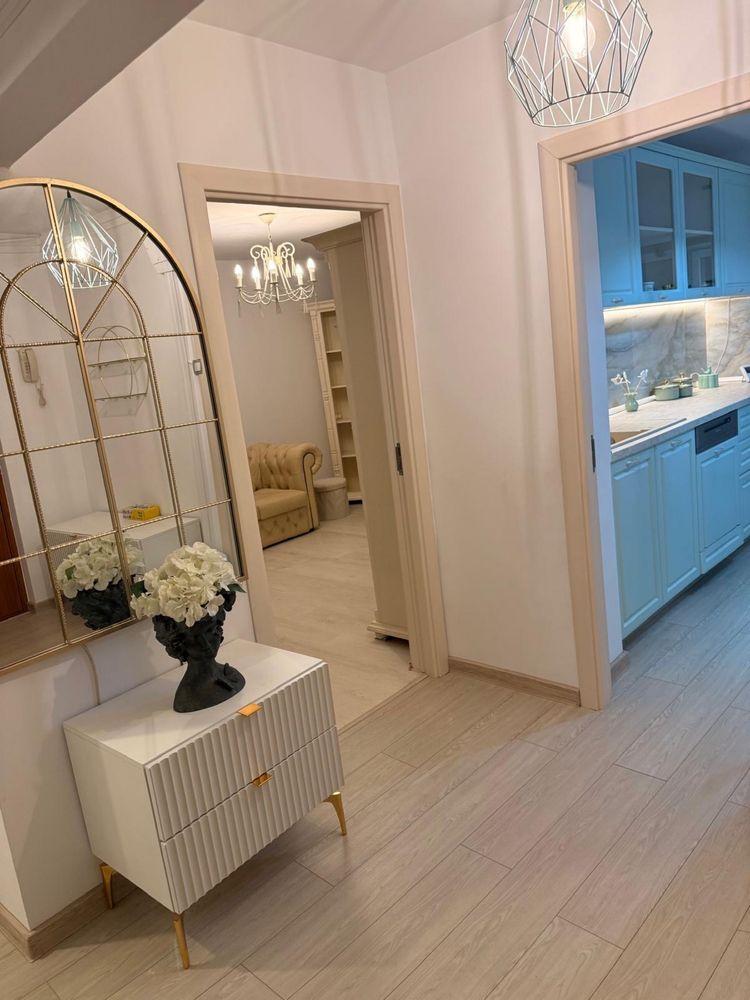 Ofer spre inchiriere apartament cu 3 camere, elegant. Pret: 920 euro