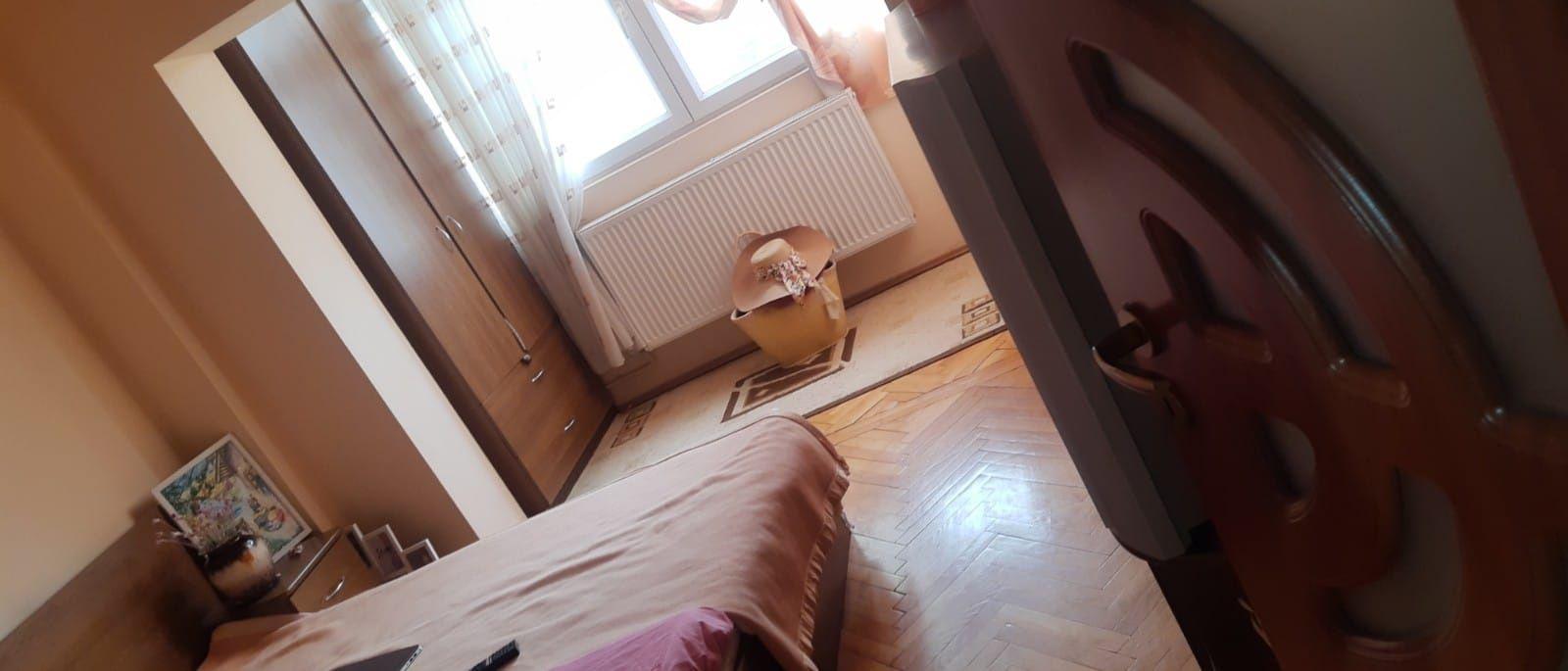 Vând apartament 3 camere, decomandat, et. 2, zona Nufărul- Bisericuță, Oradea