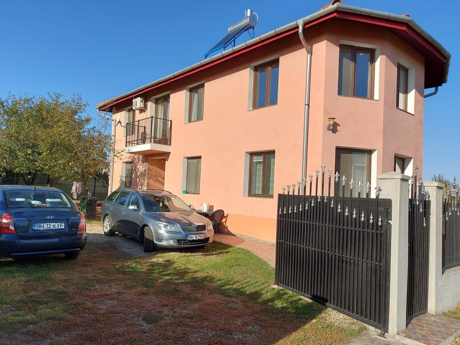 Vând casă ideală pentru 2 familii cu 2 întrări  Sanmartin  Oradea - imagine 1