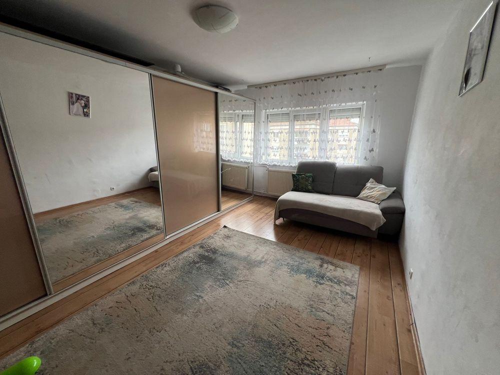 Vând Pb 2 camere Velenta etajul 4 4!