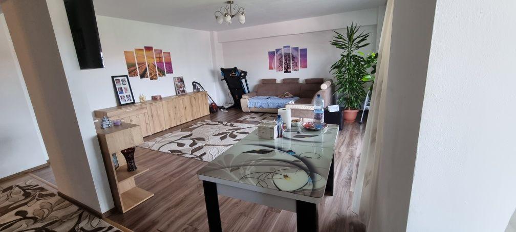 Închiriez apartament cu 2 camere