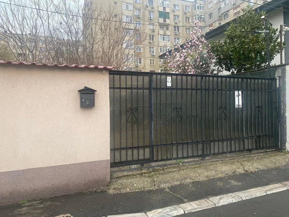 Vand teren +  cu casă de vânzare, suprafață totala 242mp