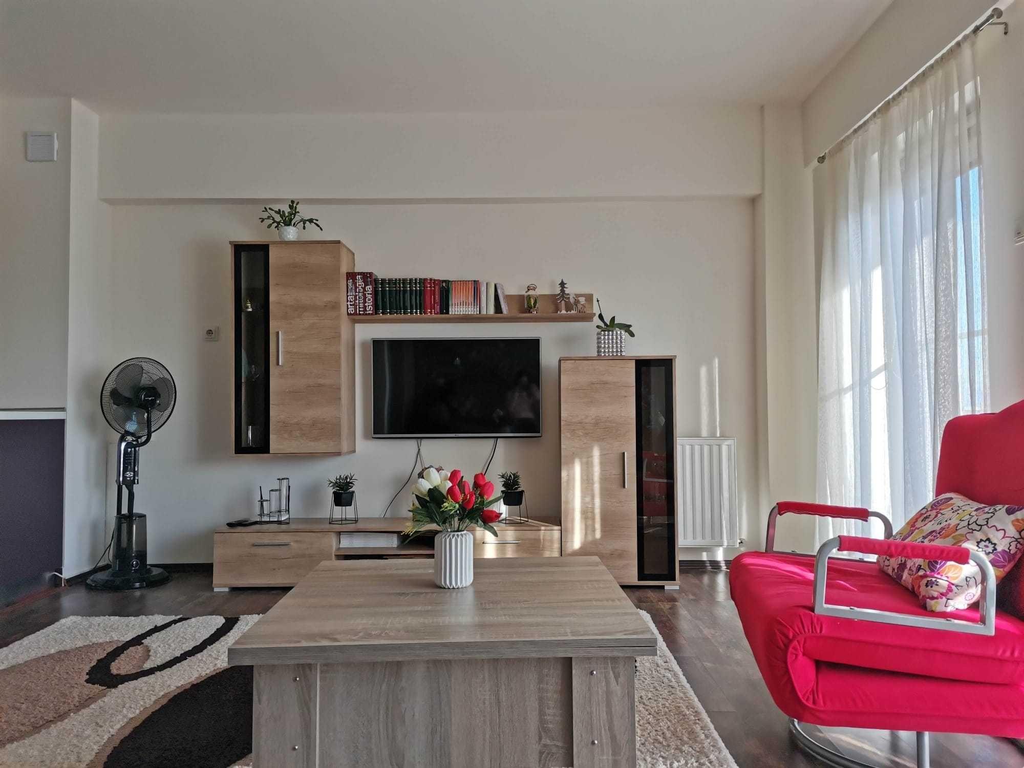 Inhiriez garsonieră luminoasă, cu balcon și aer condiționat