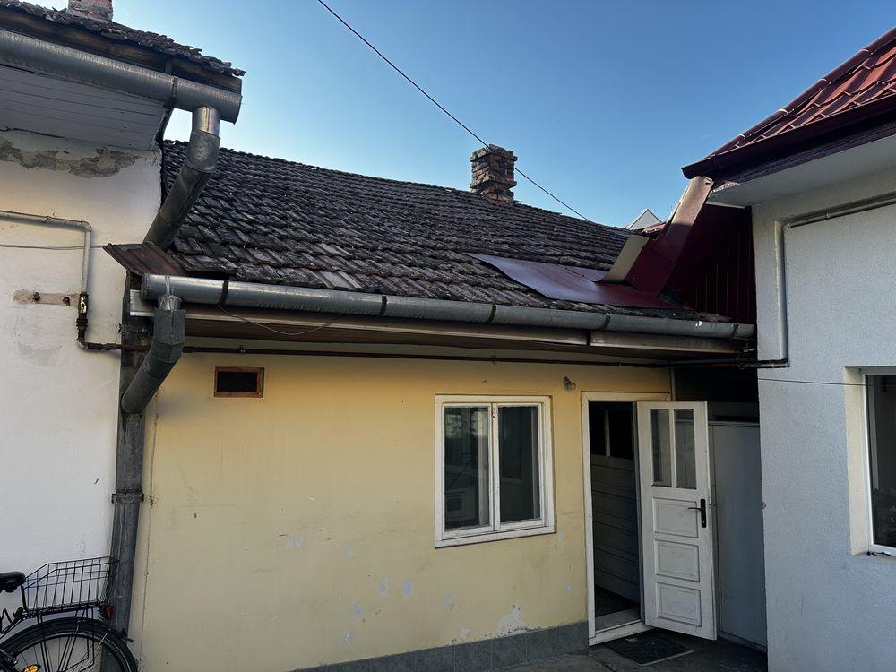 De vanzare casa cu 2 camere in zona centrala