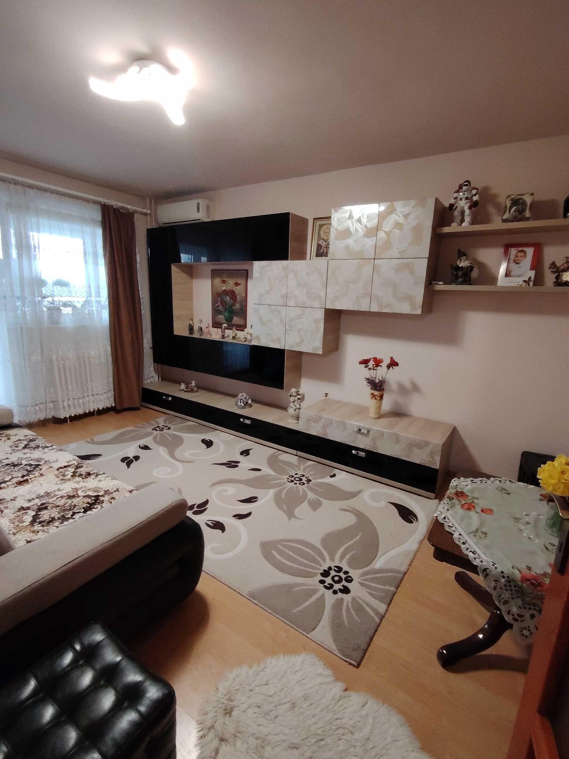 De vanzare apartament 4 camere