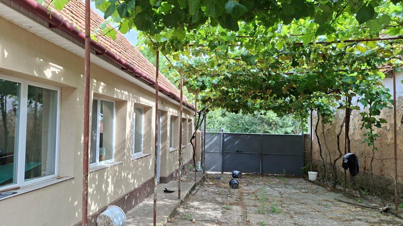 Vând casă la țară la 18 km de Oradea