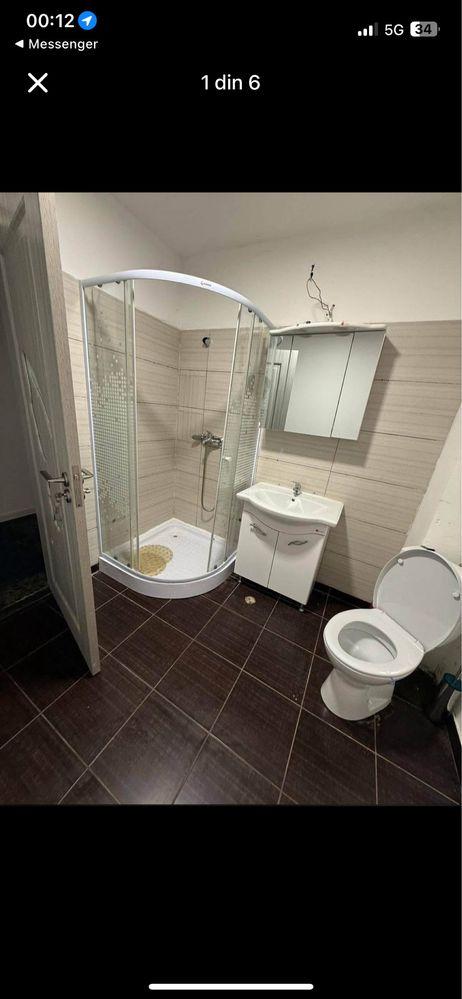 Închiriez camere la curte