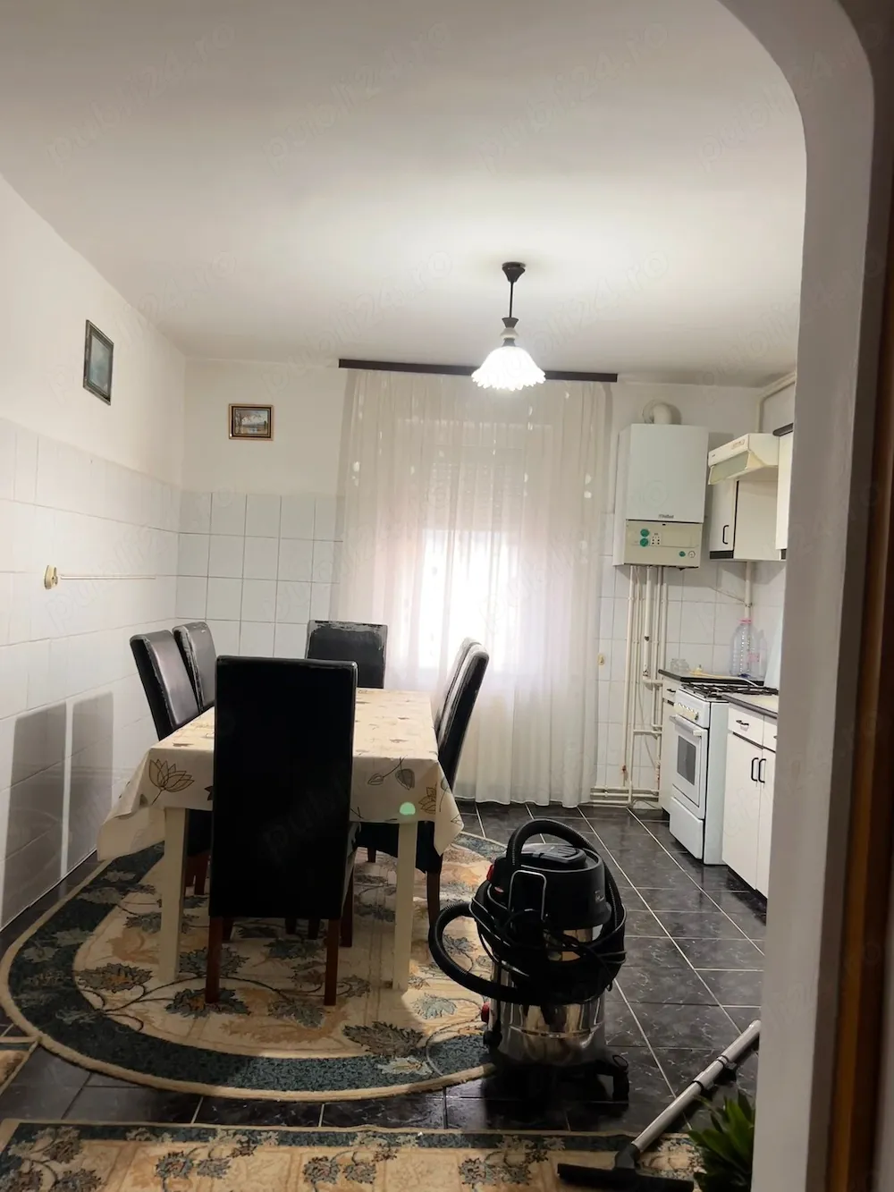 De vânzare apartament cu 3 camere + garaj cu pivniță