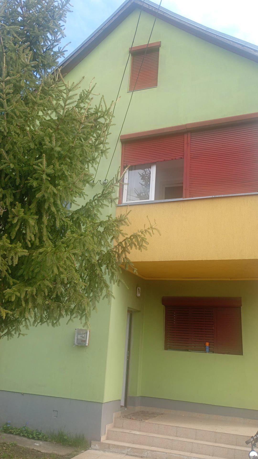 Inchiriere casa cu 3 camere și curte