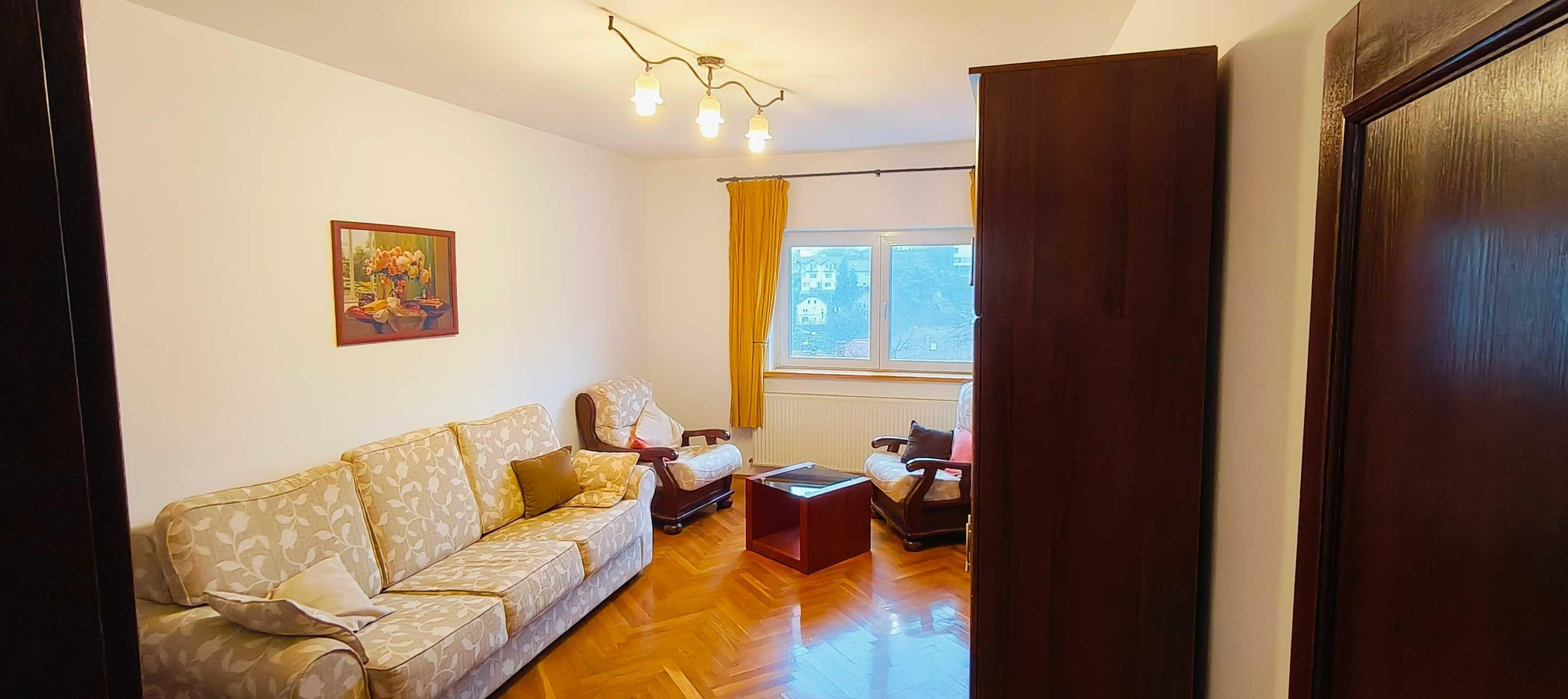 Inchiriez apartament 2 camere, Centrul Istoric - str. Closca 25