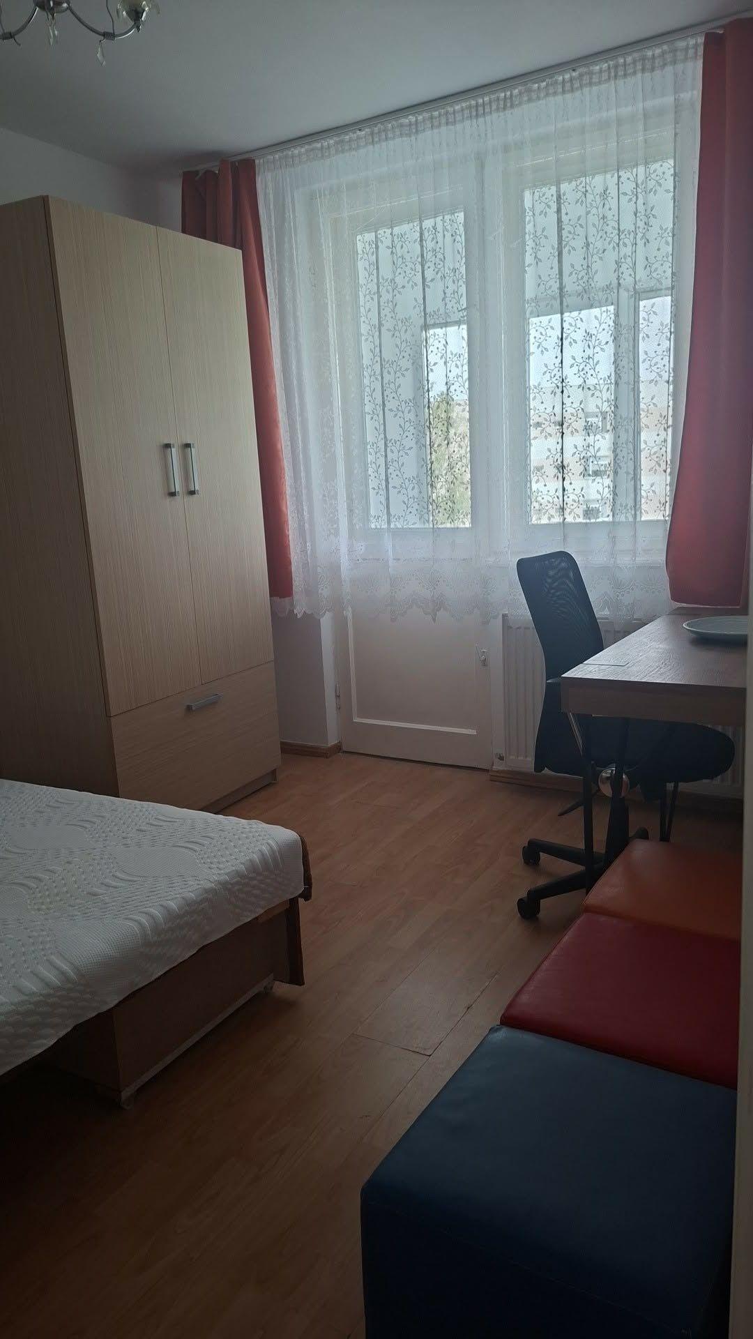 Inchiriez o camera cu balcon