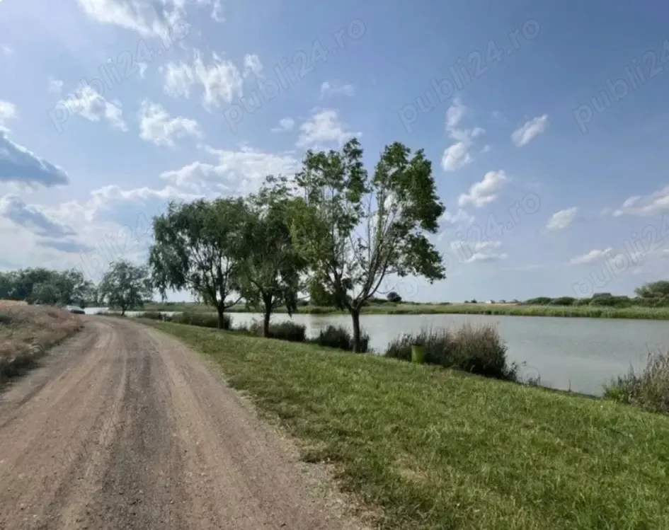 Teren de vânzare lângă lac