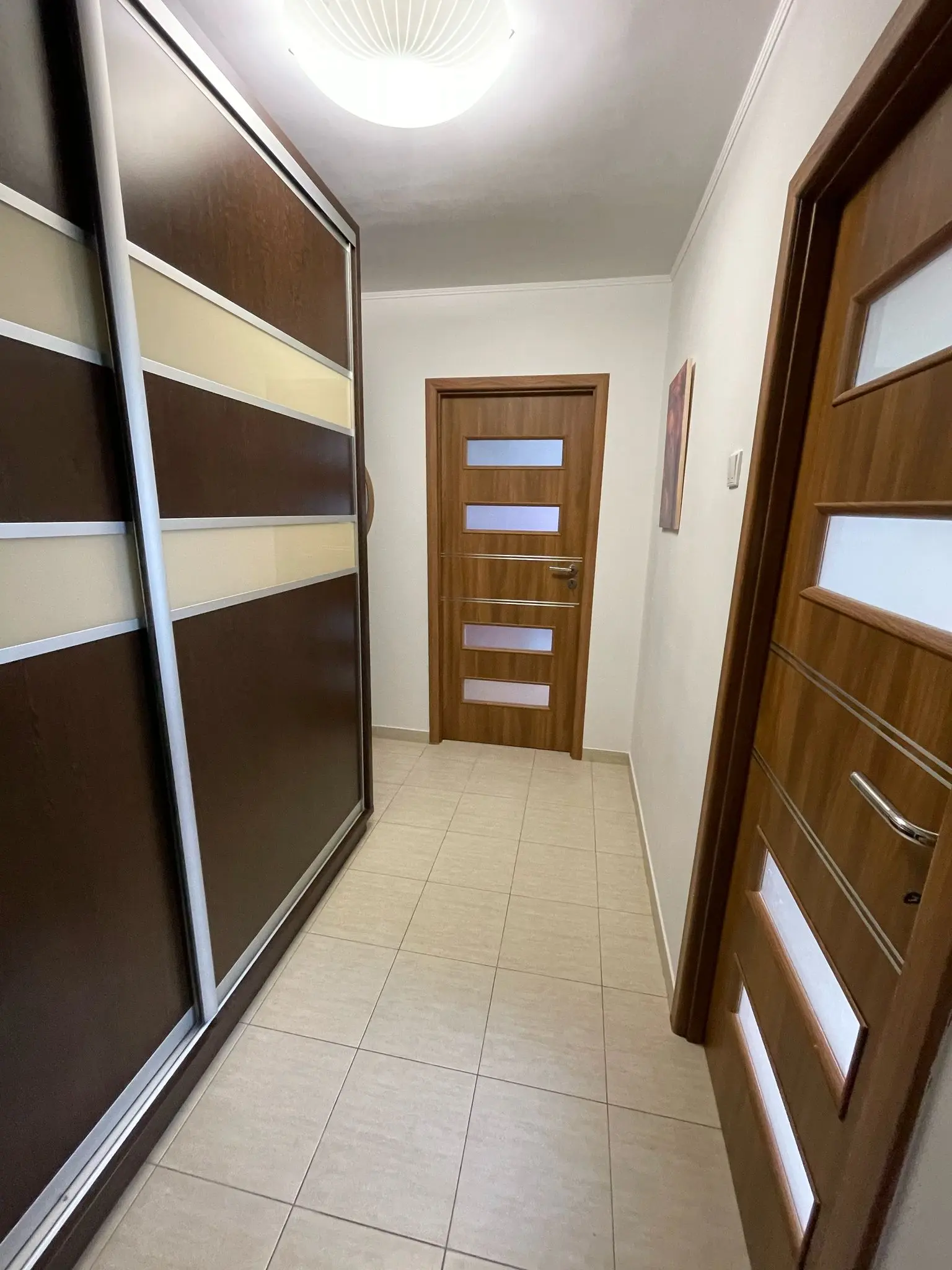 🏡 Apartament 3 camere – Militari | Gata de mutare | Direct proprietar
📍 Str. Cetatea de Baltă nr. 116, Sector 6
✔ 65 mp + balcon
✔ Etaj 4/4 (fără lift)
✔ Bloc 1973 – solid și bine întreținut
✨ Complet mobilat & utilat
Te muți imediat, fără investiții