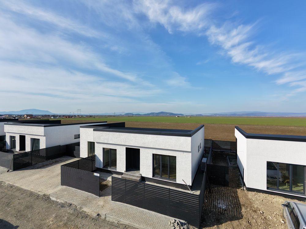 Vand casă individuală , din cărămidă,4 camere, 2 băi, cartier Izvor