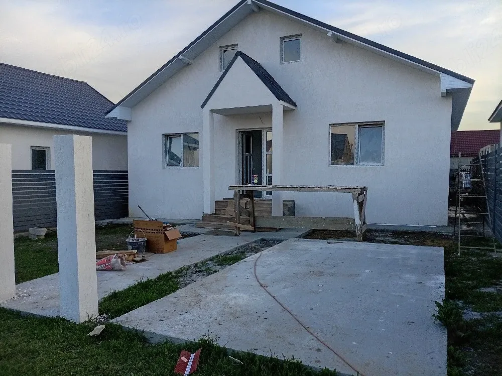 Vand Casă la cheie 4 dormitoare in loc. lumina