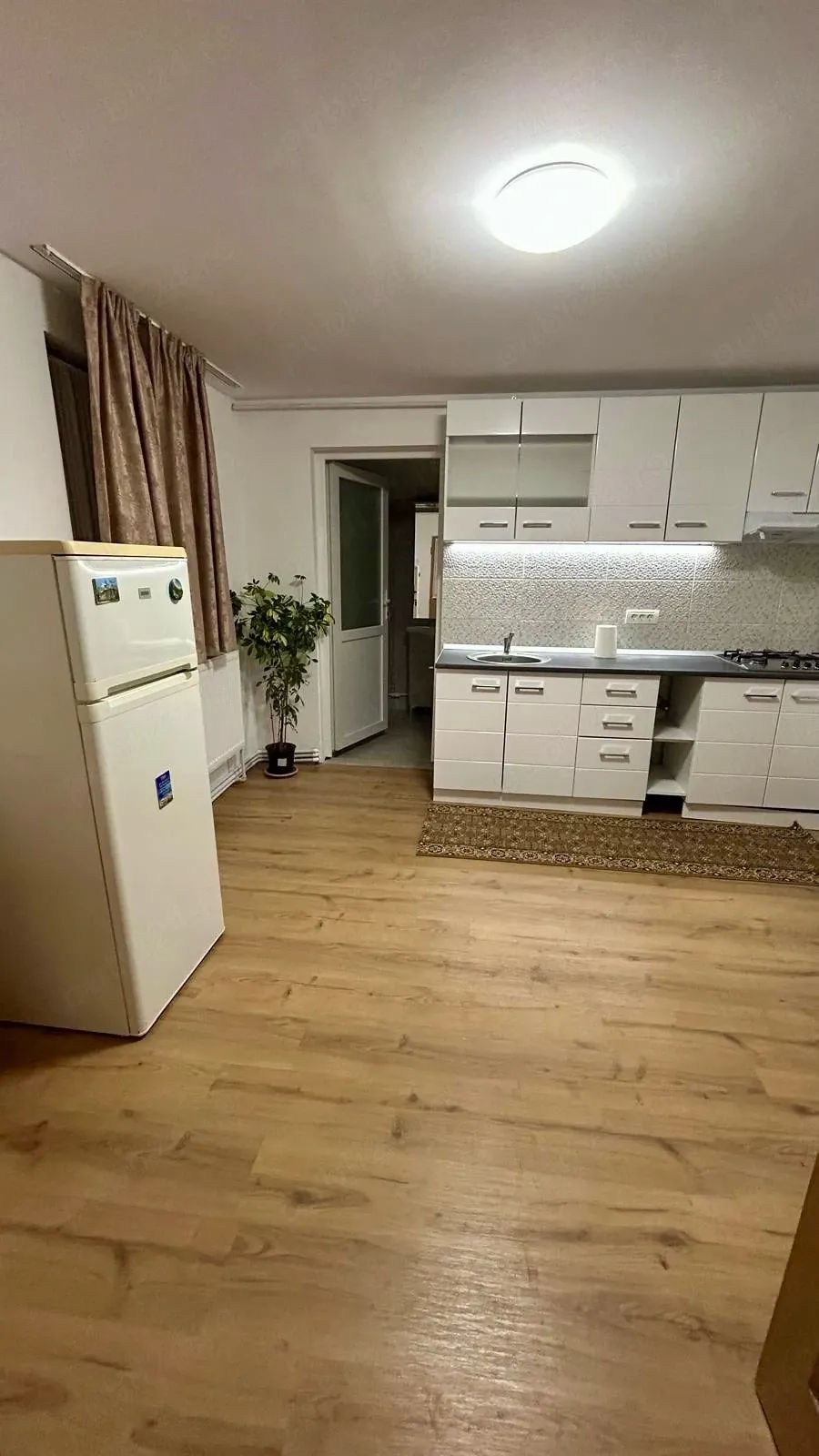 Închiriez garsoniera la curte zona Rahova