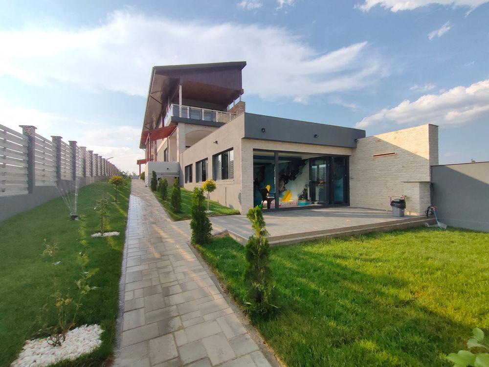 Vila inchiriat/vanzare Corbeanca pe malul lacului cu piscina incalzita