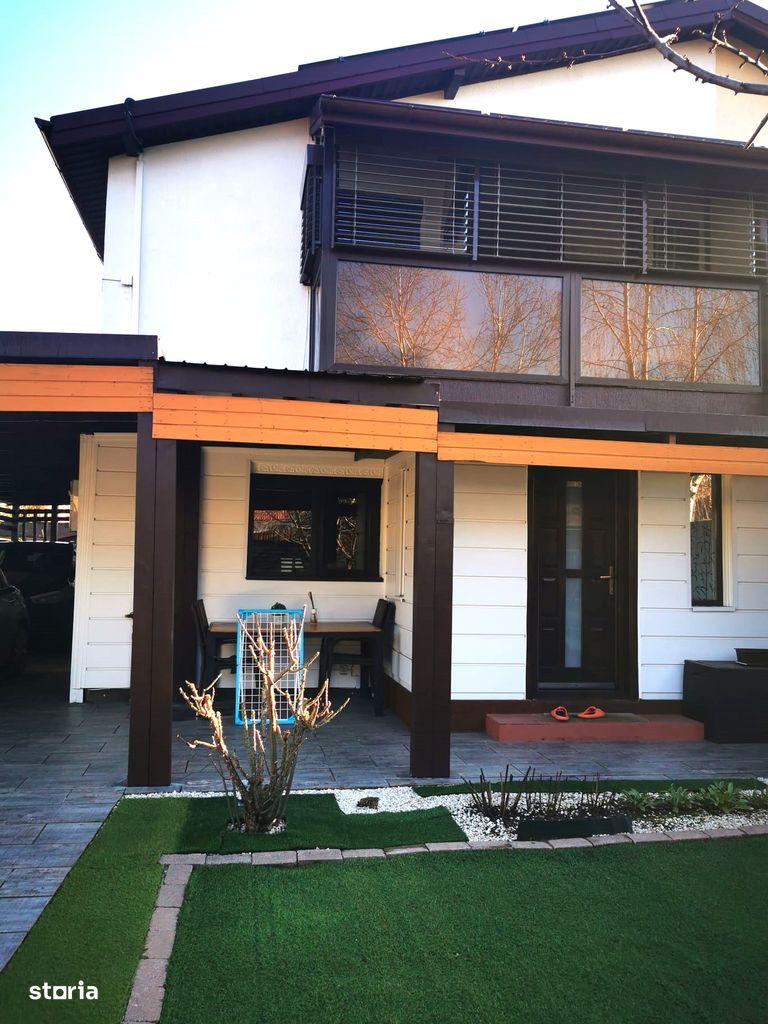 Casă cu garaj, centrale pe gaz și panouri solare