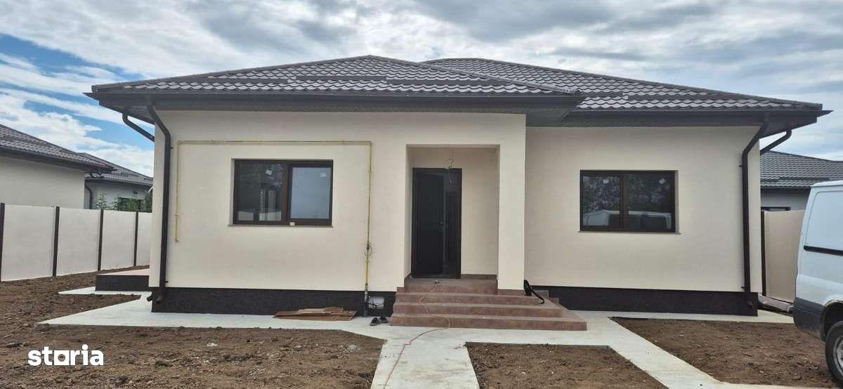 Proprietar vand case individuale cu toate utilitatile in zona Domnesti