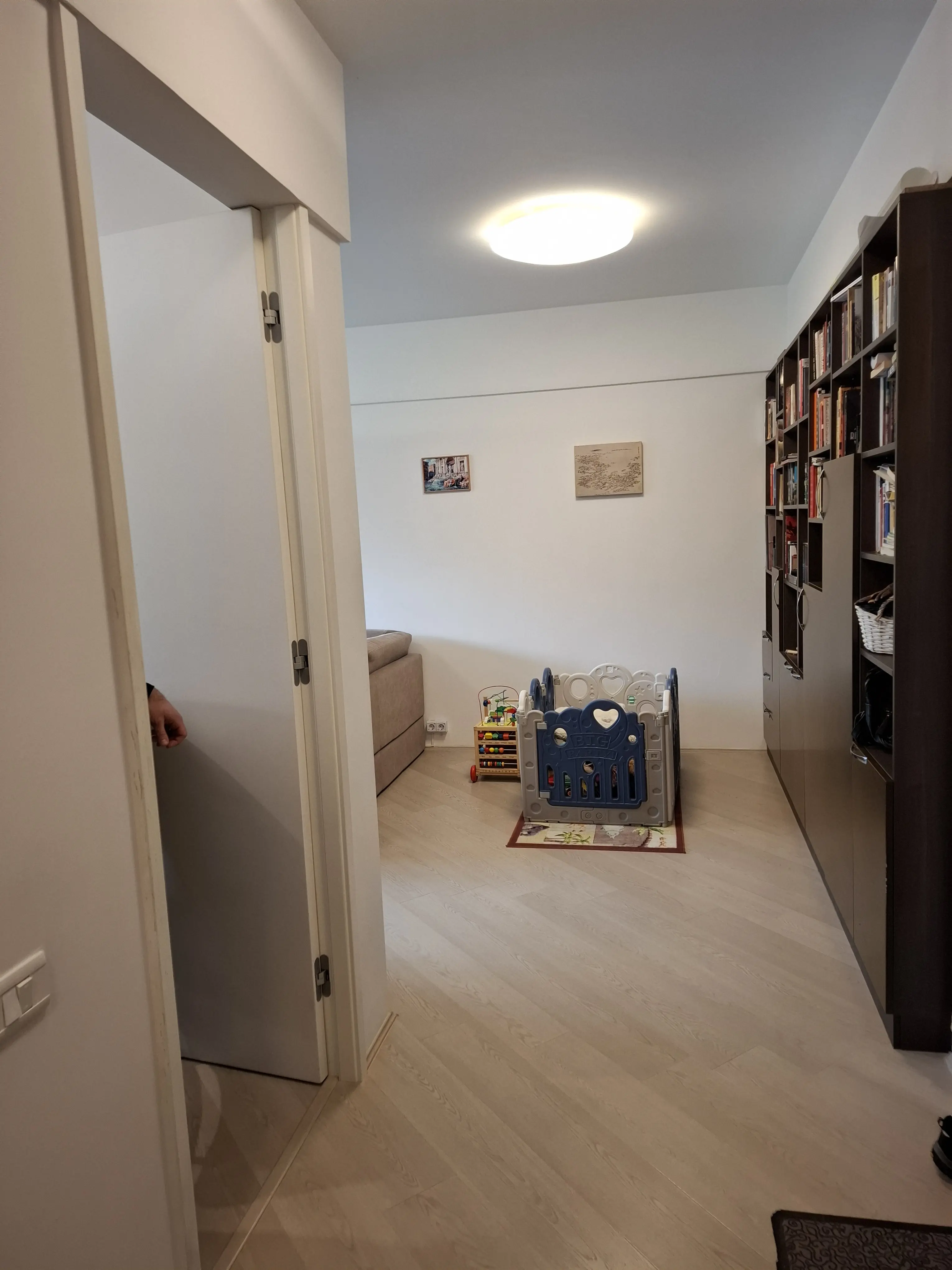 DIRECT proprietar:  Apartament 2 camere in bloc nou, zona linistita, cu multa vegetatie.