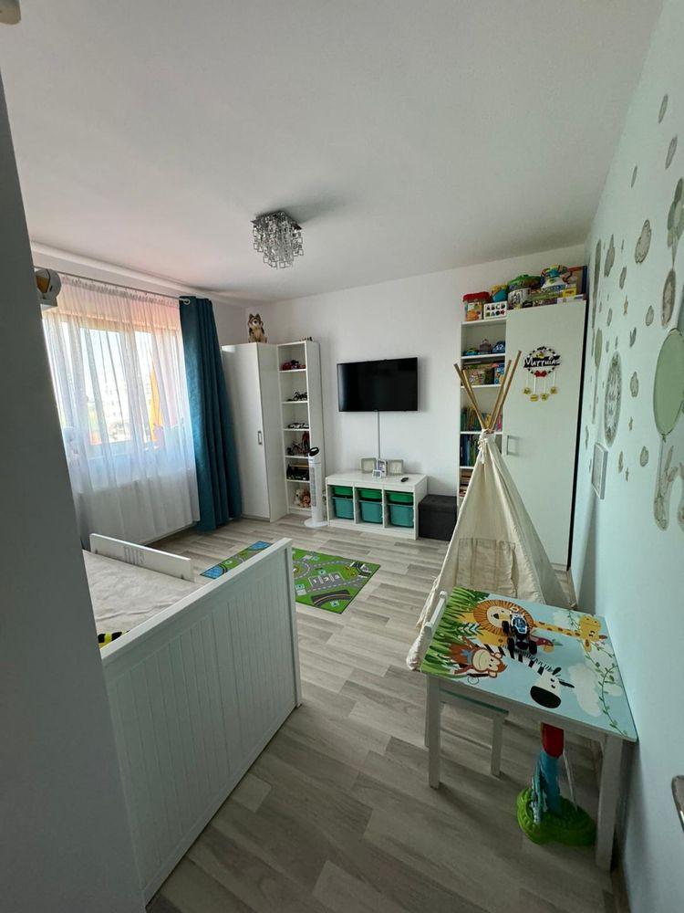 Vand apartament cu 3 camere cu loc parcare - imagine 1