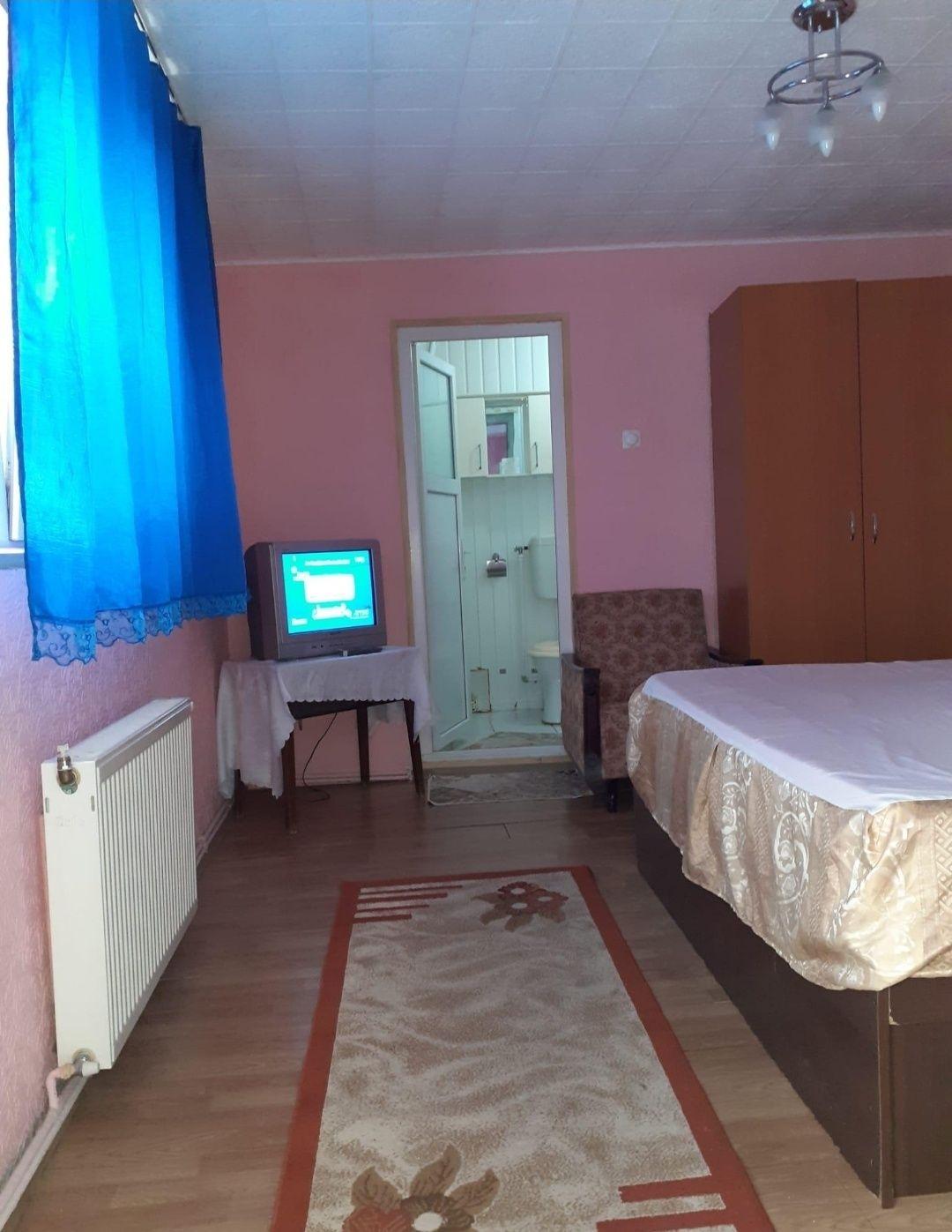 Camera de inchiriat la curte - imagine 1