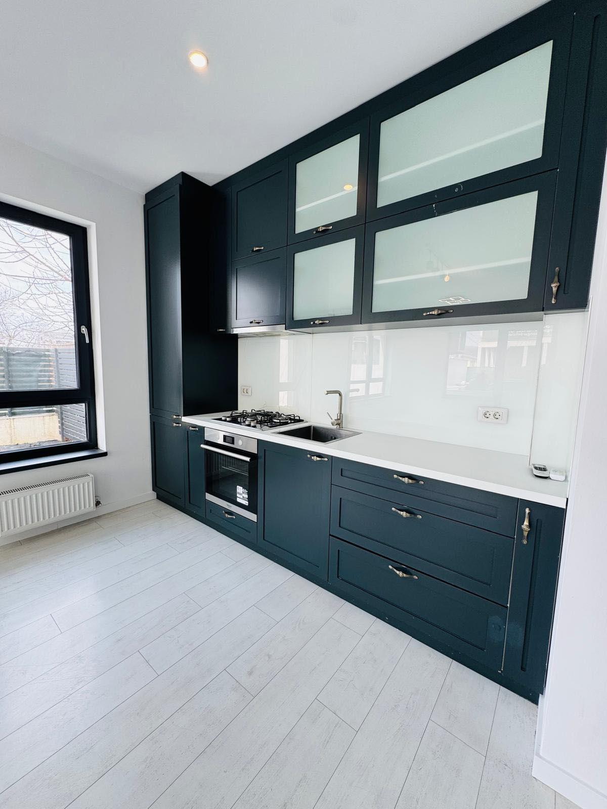 Închiriere apartament 3 camere, curte, loc de parcare, nemobilat - imagine 1