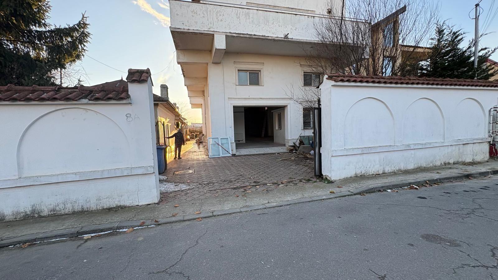 Închiriez Imobil 2 etaje, bucătărie, 7 dormitoare, mansardă, depozit