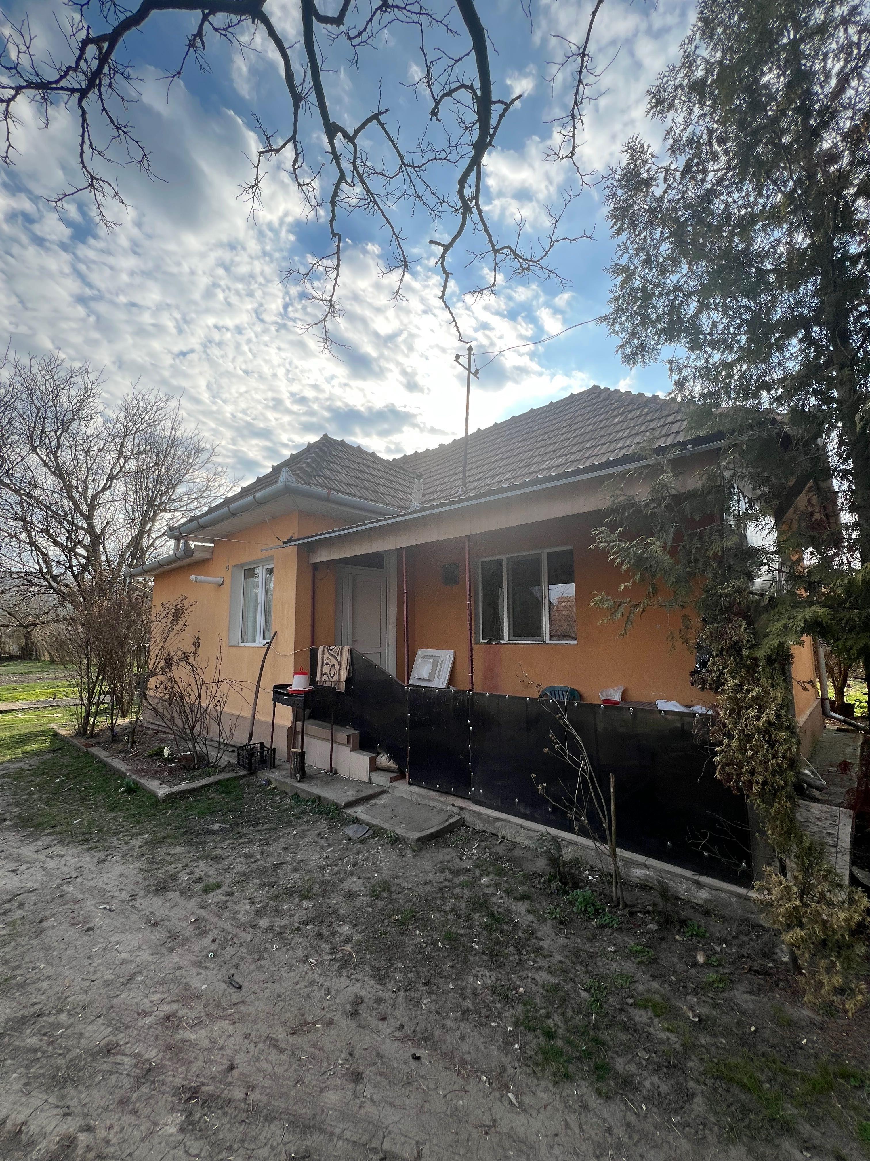 Se vinde casa la tara