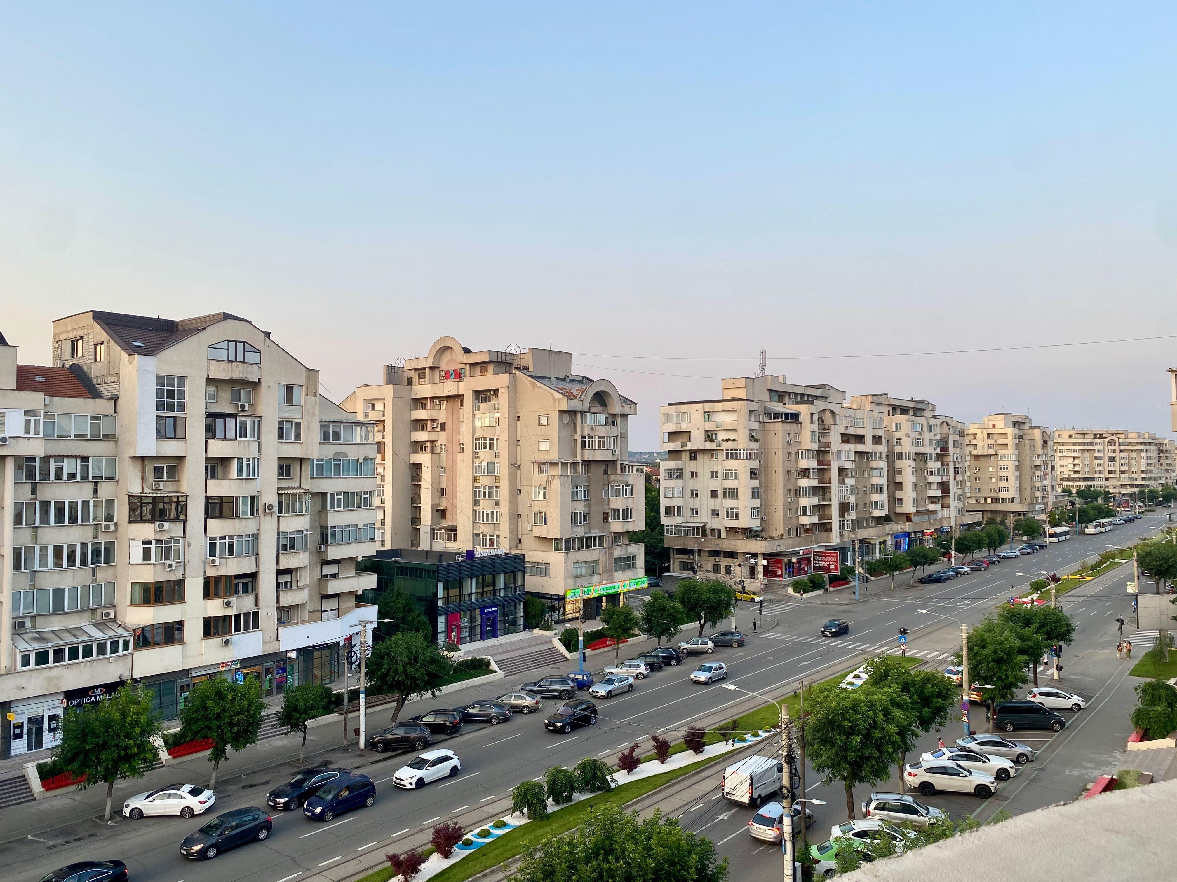 Inchiriez apartament ultracentral, 2 camere, decomandat