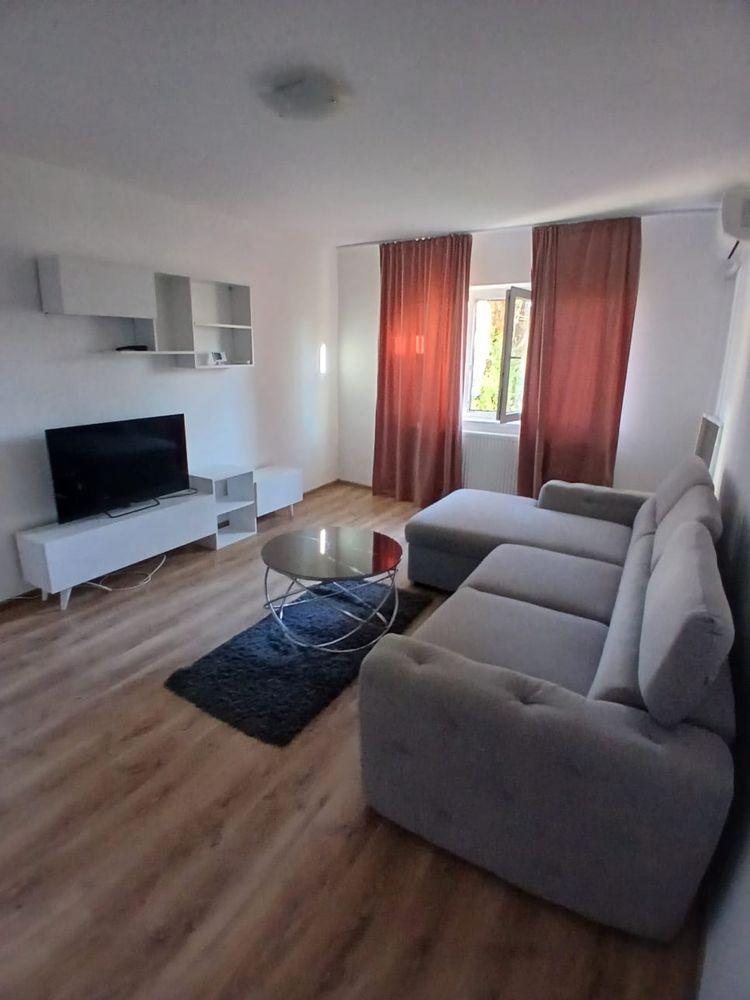 Inchiriez apartament Valea Rosie