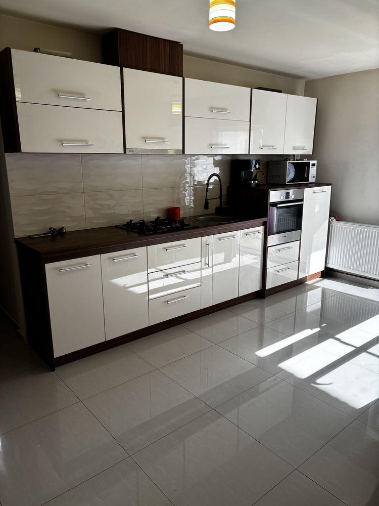 Inchiriez apartament cu 3 camere